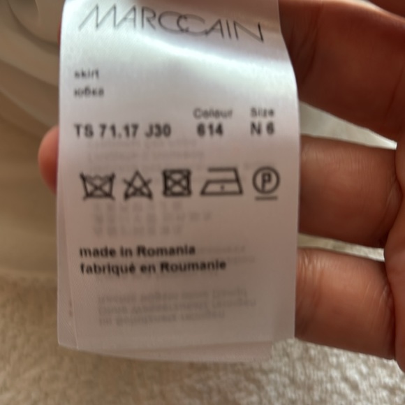 Marc Cain wool skirt - Picture 6 of 7